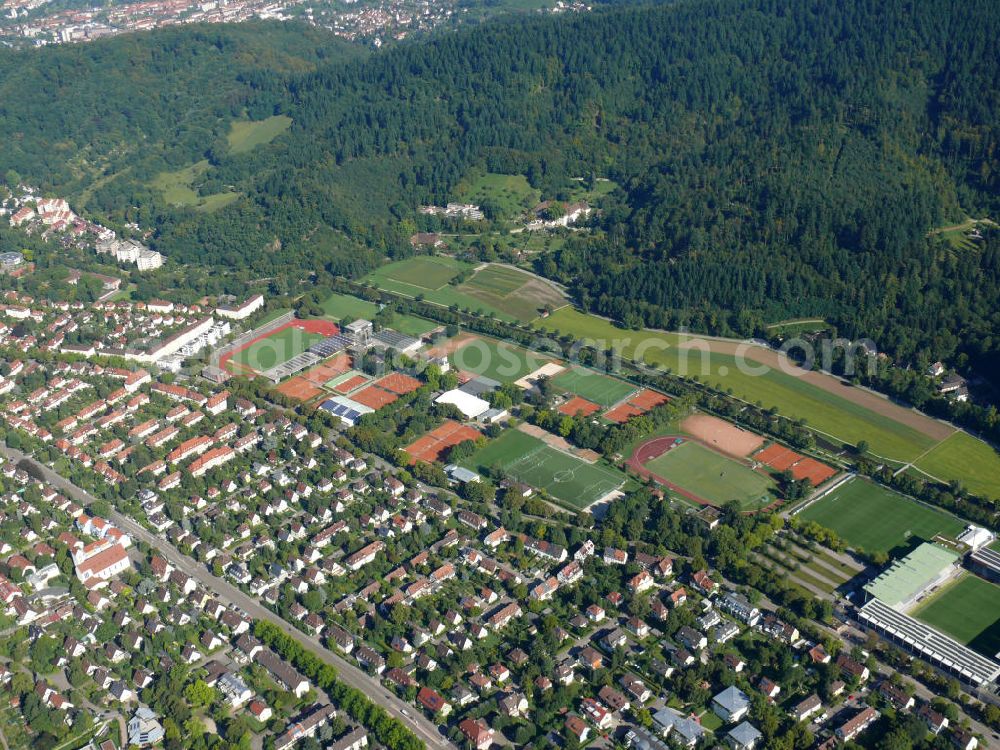 Aerial image Freiburg - Der FT - Sportpark vom Verein Freiburger Turnerschaft e.V. in direkter Nähe zum Fußballstadion vom FC Freiburg im östlichen Stadtteil Waldsee an der Schwarzwaldstraße in Freiburg, Baden-Württemberg. Auf dem Gelände befinden sich mehrere Hallen für Sportarten wie Judo, Tischtennis, Schwimmen und so weiter. Außerdem gibt es u.a. Tennisplätze, einen Rasen - bzw. Kunstrasenplatz, ein Hockeyfeld und eine Beachvolleyball-Anlage. The FT - sportspark of the club Freiburger Turnerschaft e.V. in close vicinity to the football stadium of the FC Freiburg in the eastern district Waldsee at the street Schwarzwaldstrasse in Freiburg, Baden-Wuerttemberg. Several halls for table tennis, judo, swimming, and so on are located on the ground. Furthermore, among others, tennis courts, a grass respectively an artificial grass pitch, a hockey pitch and a beach volleyball facility are available.