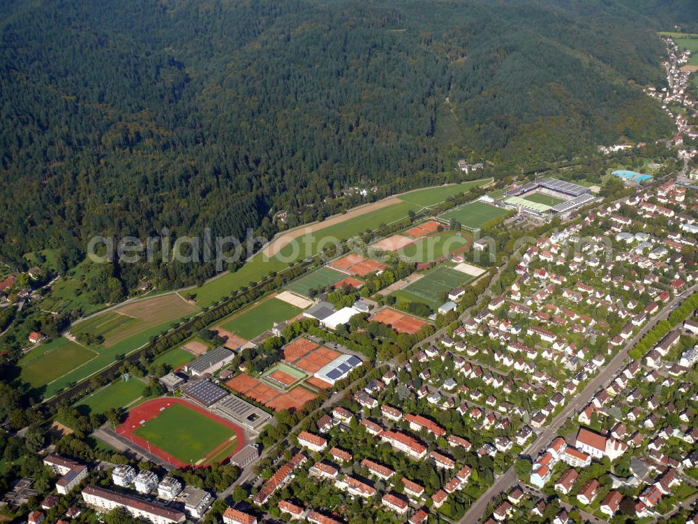 Freiburg from above - Der FT - Sportpark vom Verein Freiburger Turnerschaft e.V. in direkter Nähe zum Fußballstadion vom FC Freiburg im östlichen Stadtteil Waldsee an der Schwarzwaldstraße in Freiburg, Baden-Württemberg. Auf dem Gelände befinden sich mehrere Hallen für Sportarten wie Judo, Tischtennis, Schwimmen und so weiter. Außerdem gibt es u.a. Tennisplätze, einen Rasen - bzw. Kunstrasenplatz, ein Hockeyfeld und eine Beachvolleyball-Anlage. The FT - sportspark of the club Freiburger Turnerschaft e.V. in close vicinity to the football stadium of the FC Freiburg in the eastern district Waldsee at the street Schwarzwaldstrasse in Freiburg, Baden-Wuerttemberg. Several halls for table tennis, judo, swimming, and so on are located on the ground. Furthermore, among others, tennis courts, a grass respectively an artificial grass pitch, a hockey pitch and a beach volleyball facility are available.