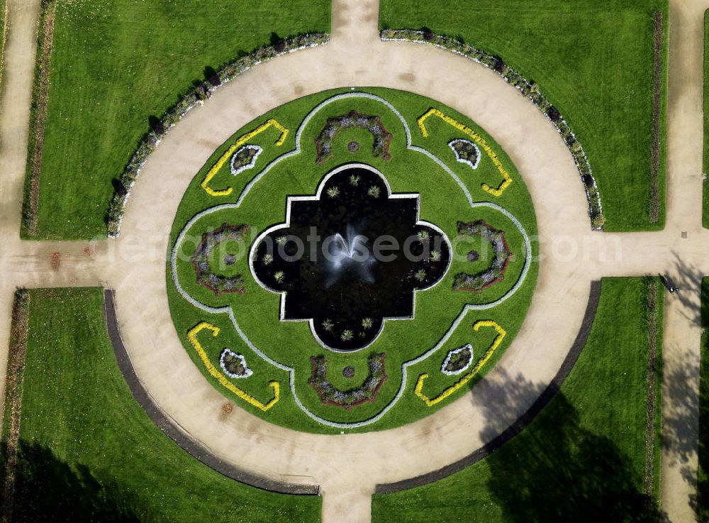 Aerial photograph Dresden - View of the baroque pleasure garden with fountains and Boskett areas of Pillnitz Palace, which today is part of Dresden. Countess of Cosel creatde the garden in 1712