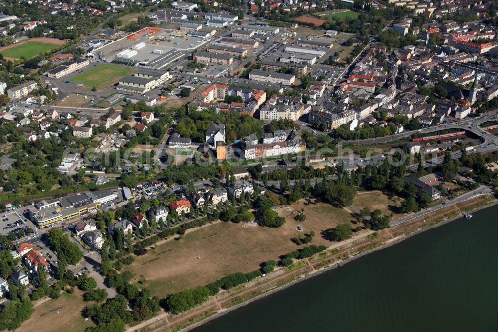 Aerial image Wiesbaden - View of the district Mainz-Kastel. Am Rhein lying area with a lawn on the shore, old buildings and commercial and industrial area in Wiesbaden in Hesse