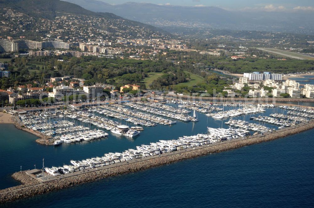 Aerial photograph Mandelieu-la-Napoule - Blick auf den Hafen Avenue Henry Clews im Stadtteil La Napoule in Mandelieu-la-Napoule