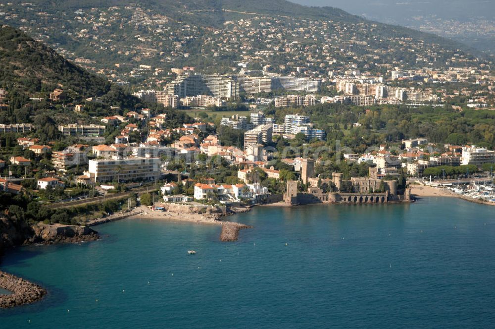 Mandelieu-la-Napoule from the bird's eye view: Blick auf der Stadtteil La Napoule von Mandelieu-la-Napoule mit dem Chateau de la Napoule / Schloss La Napoule.