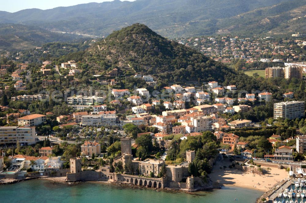 Aerial photograph Mandelieu-la-Napoule - Blick auf der Stadtteil La Napoule von Mandelieu-la-Napoule mit dem Chateau de la Napoule / Schloss La Napoule.