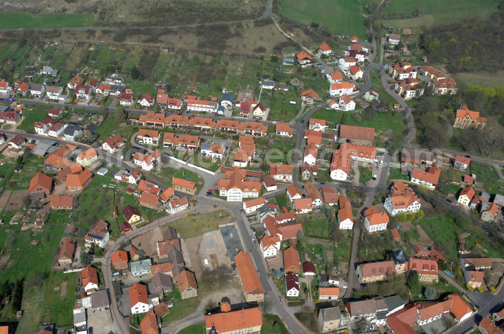 Steadtfeld from above - Blick auf den Ort Stedtfeld, er ist ein Ortsteil von der Stadt Eisenach und liegt ca. 5 km westlich davon an der Hörsel. 1274 wird der Ort zum ersten Mal erwähnt, die St. Margarethen kirche und das schloss bilden den Ortskern. Der Ortsteil hat ca. 542 Einwohner. PLZ 99819