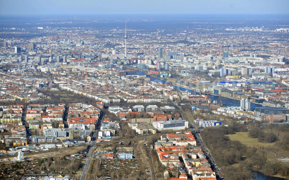 Aerial photograph Berlin - View at the Treptow district of Berlin at the Köpenicker country road. The course of the Spree river and the Soviet War Memoria can be seen