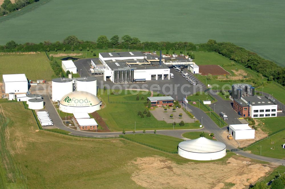 Aerial image Malchin - Blick auf die Produktionsstätte der ReFood GmbH. Die Gesellschaft ist europäischer Marktführer in der Verarbeitung und Verwertung tierischer Nebenprodukte und von Lebensmittelresten. Sie ist ein Tochterunternehmen der SARIA Bio-Industries AG & Co. KG. Kontakt: ReFood GmbH, Niederlassung Malchin, Gewerbegebiet An der Landwehr, 17139 Malchin, Tel. 03994 / 20 96-0,