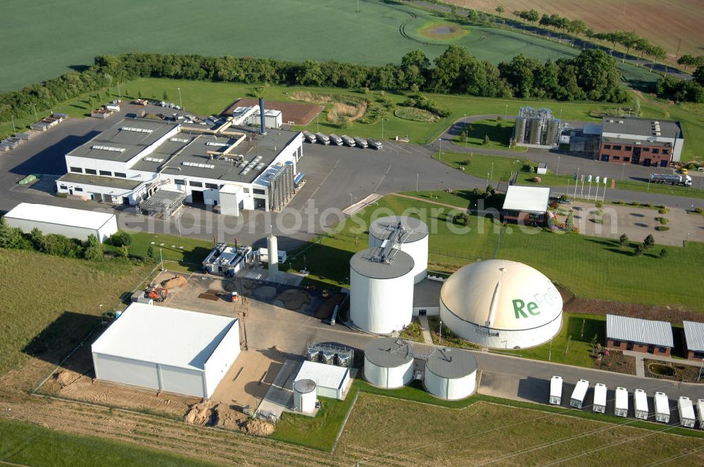 Aerial image Malchin - Blick auf die Produktionsstätte der ReFood GmbH. Die Gesellschaft ist europäischer Marktführer in der Verarbeitung und Verwertung tierischer Nebenprodukte und von Lebensmittelresten. Sie ist ein Tochterunternehmen der SARIA Bio-Industries AG & Co. KG. Kontakt: ReFood GmbH, Niederlassung Malchin, Gewerbegebiet An der Landwehr, 17139 Malchin, Tel. 03994 / 20 96-0,