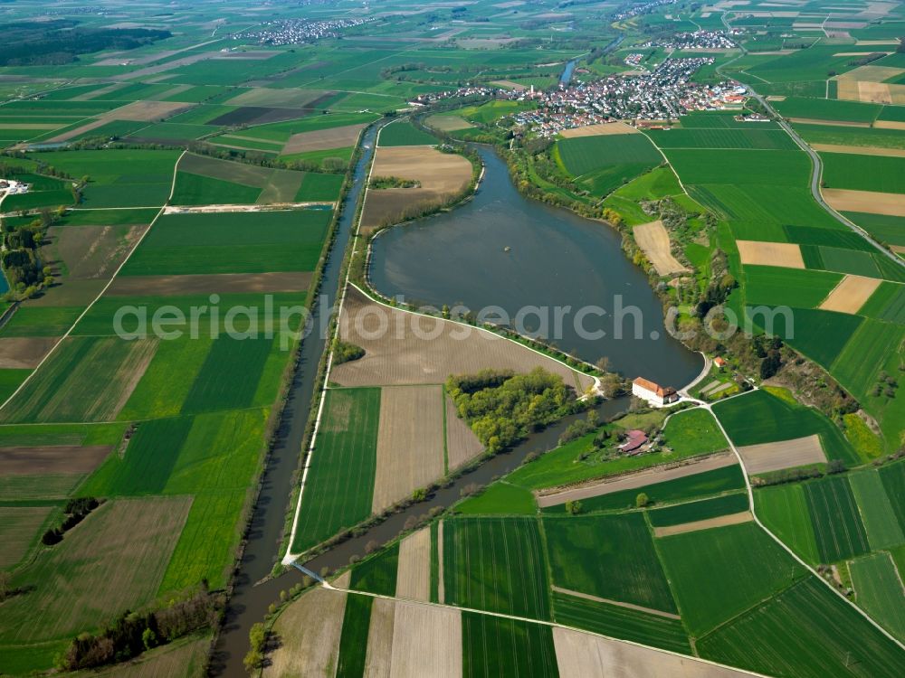 Aerial photograph Öpfingen - The barrier lake and the power plant in Öpfingen in the state of Baden-Württemberg. The barrier lake is located on the Danube. The facilities consist of a channel, a lake and the plant which have been in place since the 1920s. It facilitates energy supply for the municipial utilities of Ulm and Neu-Ulm