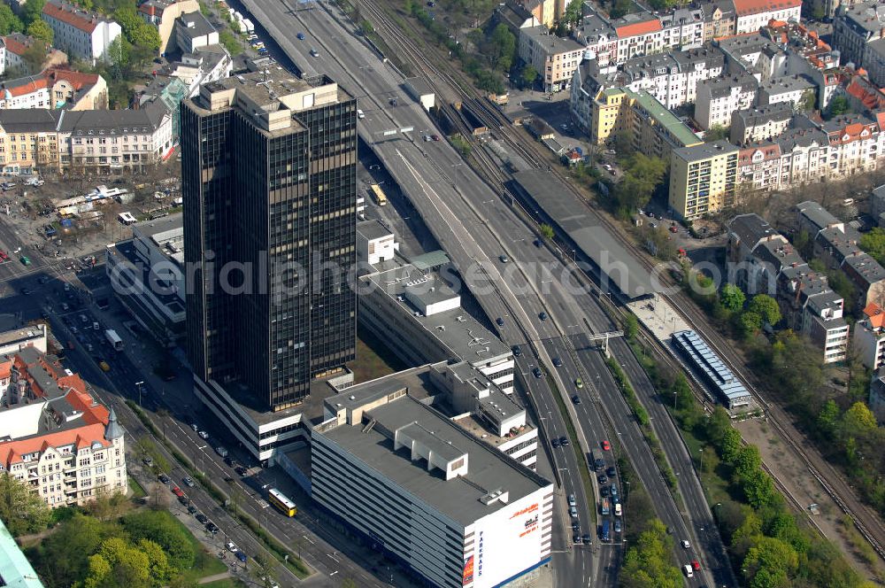 Berlin from the bird's eye view: Blick auf den Steglitzer Kreisel, einem leerstehenden Gebäudekomplex im Berliner Ortsteil Steglitz. Der Steglitzer Kreisel ist ein Gebäudekomplex mit Bürohochhaus im Berliner Ortsteil Steglitz gegenüber dem Rathaus Steglitz gelegen. Den Hauptteil des Gebäudes bildet ein 119 Meter hohes Verwaltungshochhaus mit 27 Stockwerken. Am 27. Juni 2006 hatte der Berliner Senat beschlossen, das Bürohochhaus aufzugeben und die dort beschäftigten Mitarbeiter des Bezirksamts Steglitz-Zehlendorf in an deren landeseigenen Immobilien unterzubringen. Zum 23. November 2007 wurde das Haus geräumt und steht derzeit leer. Die zwei Jahre dauernden Sanierungsarbeiten beginnen frühestens 2009, nachdem die Berliner Finanzverwaltung und der Liegenschaftsfonds nochmals vergeblich versucht hatten, das Gebäude im jetzigen Zustand zu verkaufen. Die weitere Nutzung ist ungeklärt, neben dem Verkauf an Wolfgang Gerbere Investoren wird auch ein Abriss nicht ausgeschlossen, der jedoch in der Öffentlichkeit umstritten ist.