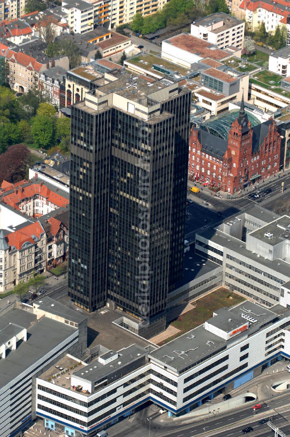 Aerial photograph Berlin - Blick auf den Steglitzer Kreisel, einem leerstehenden Gebäudekomplex im Berliner Ortsteil Steglitz. Der Steglitzer Kreisel ist ein Gebäudekomplex mit Bürohochhaus im Berliner Ortsteil Steglitz gegenüber dem Rathaus Steglitz gelegen. Den Hauptteil des Gebäudes bildet ein 119 Meter hohes Verwaltungshochhaus mit 27 Stockwerken. Am 27. Juni 2006 hatte der Berliner Senat beschlossen, das Bürohochhaus aufzugeben und die dort beschäftigten Mitarbeiter des Bezirksamts Steglitz-Zehlendorf in an deren landeseigenen Immobilien unterzubringen. Zum 23. November 2007 wurde das Haus geräumt und steht derzeit leer. Die zwei Jahre dauernden Sanierungsarbeiten beginnen frühestens 2009, nachdem die Berliner Finanzverwaltung und der Liegenschaftsfonds nochmals vergeblich versucht hatten, das Gebäude im jetzigen Zustand zu verkaufen. Die weitere Nutzung ist ungeklärt, neben dem Verkauf an Wolfgang Gerbere Investoren wird auch ein Abriss nicht ausgeschlossen, der jedoch in der Öffentlichkeit umstritten ist.