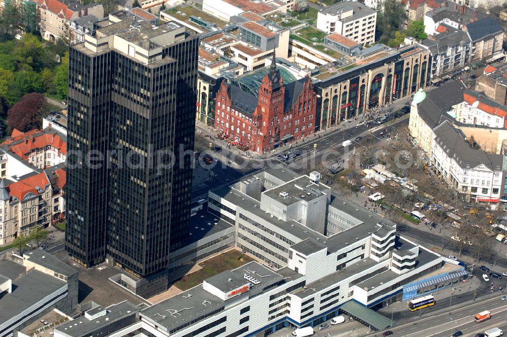 Berlin from above - Blick auf den Steglitzer Kreisel, einem leerstehenden Gebäudekomplex im Berliner Ortsteil Steglitz. Der Steglitzer Kreisel ist ein Gebäudekomplex mit Bürohochhaus im Berliner Ortsteil Steglitz gegenüber dem Rathaus Steglitz gelegen. Den Hauptteil des Gebäudes bildet ein 119 Meter hohes Verwaltungshochhaus mit 27 Stockwerken. Am 27. Juni 2006 hatte der Berliner Senat beschlossen, das Bürohochhaus aufzugeben und die dort beschäftigten Mitarbeiter des Bezirksamts Steglitz-Zehlendorf in an deren landeseigenen Immobilien unterzubringen. Zum 23. November 2007 wurde das Haus geräumt und steht derzeit leer. Die zwei Jahre dauernden Sanierungsarbeiten beginnen frühestens 2009, nachdem die Berliner Finanzverwaltung und der Liegenschaftsfonds nochmals vergeblich versucht hatten, das Gebäude im jetzigen Zustand zu verkaufen. Die weitere Nutzung ist ungeklärt, neben dem Verkauf an Wolfgang Gerbere Investoren wird auch ein Abriss nicht ausgeschlossen, der jedoch in der Öffentlichkeit umstritten ist.