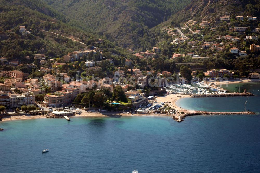 Aerial photograph Théole-sur-Mer - Blick über Théole-sur-Me am Strand.