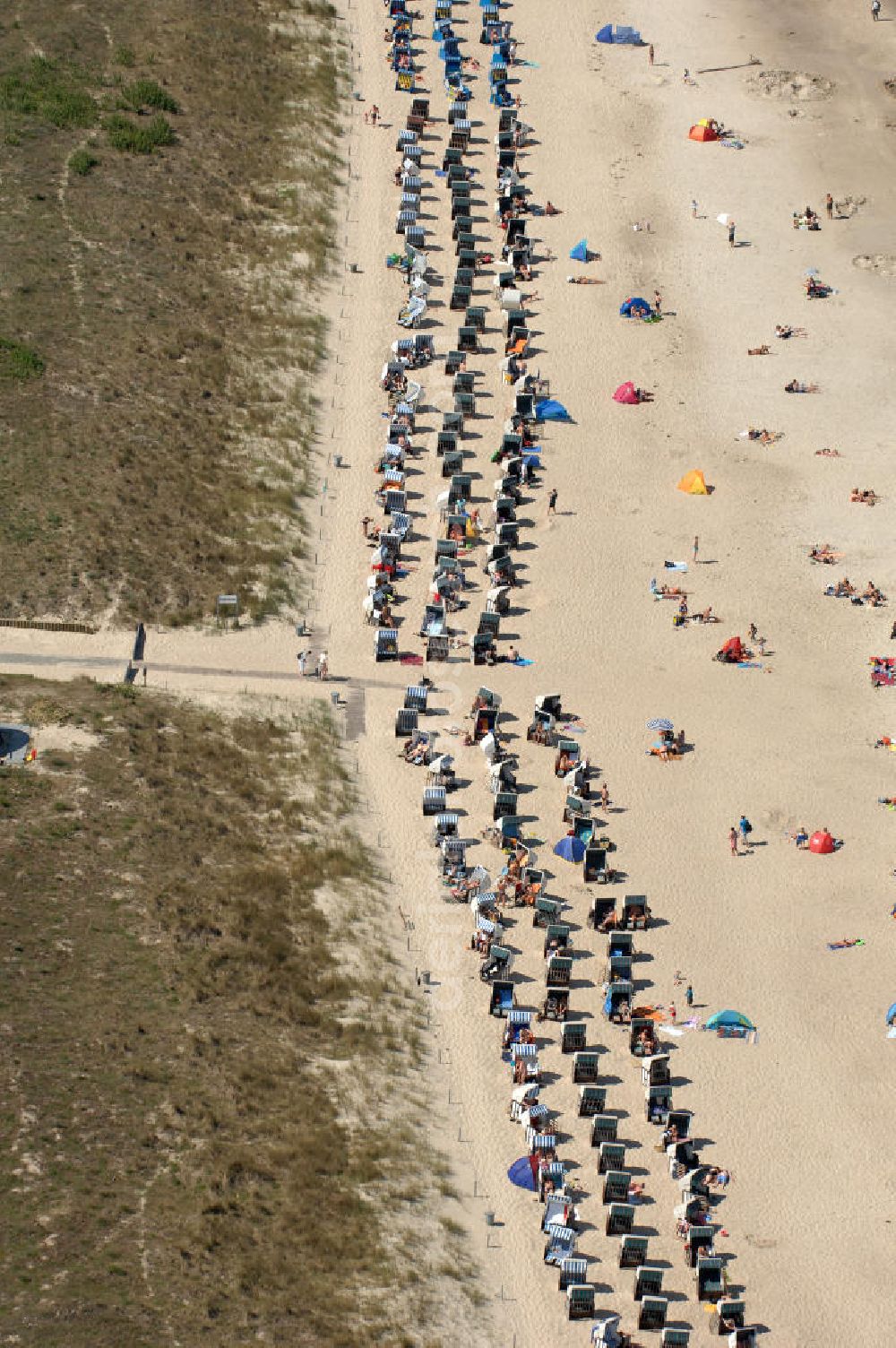 Aerial image Baabe - Blick auf den Strand im Biosphärenreservat Südost Rügen. Es ist ein breiter Feinsandiger Badestrand an dem auch gefischt wird. Kontakt: Ostseebad Baabe, Kurverwaltung, Am Kurpark 9, 18586 Ostseebad Baabe, Tel. 038303 / 142 0