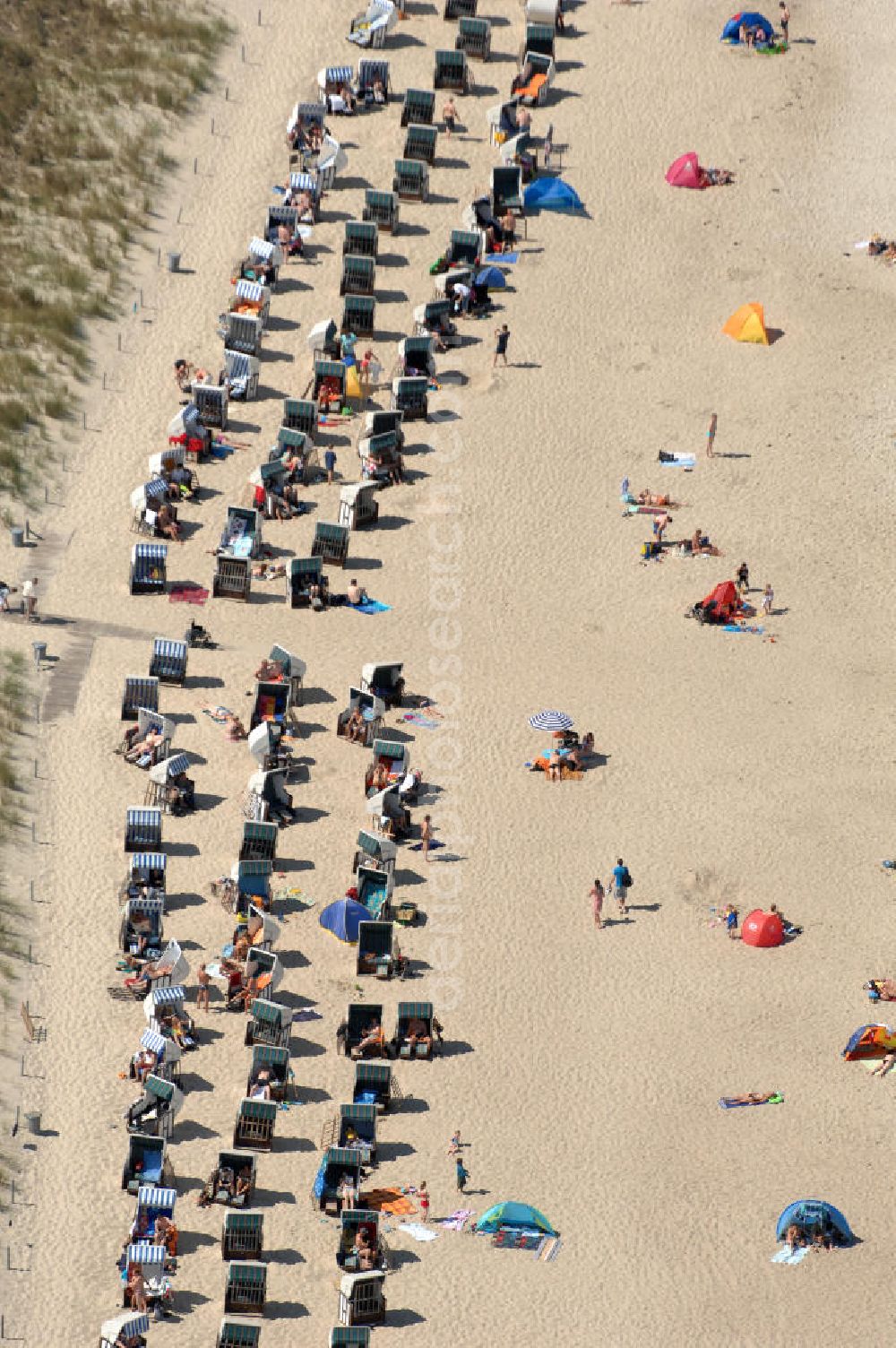 Aerial photograph Baabe - Blick auf den Strand im Biosphärenreservat Südost Rügen. Es ist ein breiter Feinsandiger Badestrand an dem auch gefischt wird. Kontakt: Ostseebad Baabe, Kurverwaltung, Am Kurpark 9, 18586 Ostseebad Baabe, Tel. 038303 / 142 0