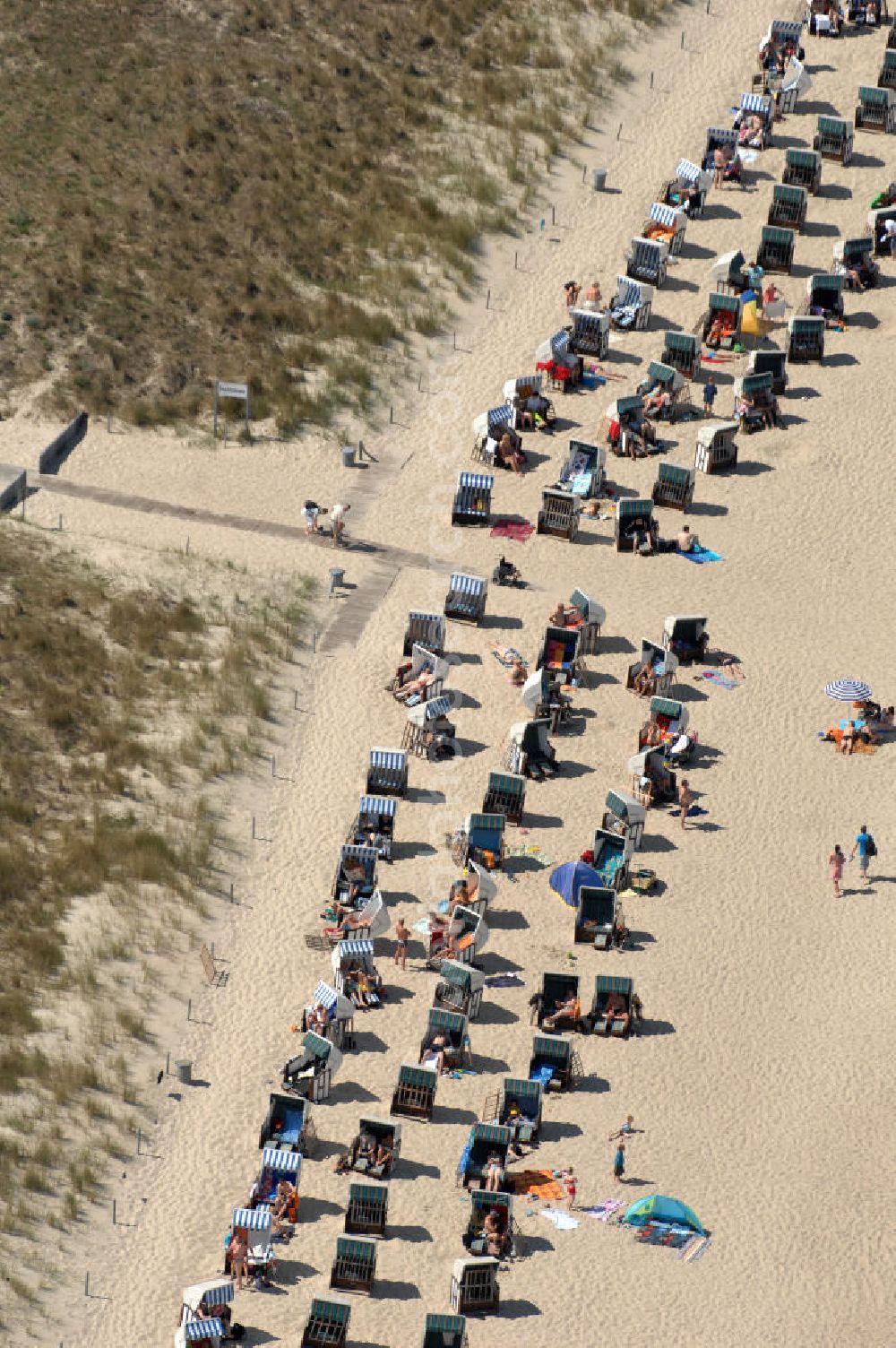 Baabe from above - Blick auf den Strand im Biosphärenreservat Südost Rügen. Es ist ein breiter Feinsandiger Badestrand an dem auch gefischt wird. Kontakt: Ostseebad Baabe, Kurverwaltung, Am Kurpark 9, 18586 Ostseebad Baabe, Tel. 038303 / 142 0