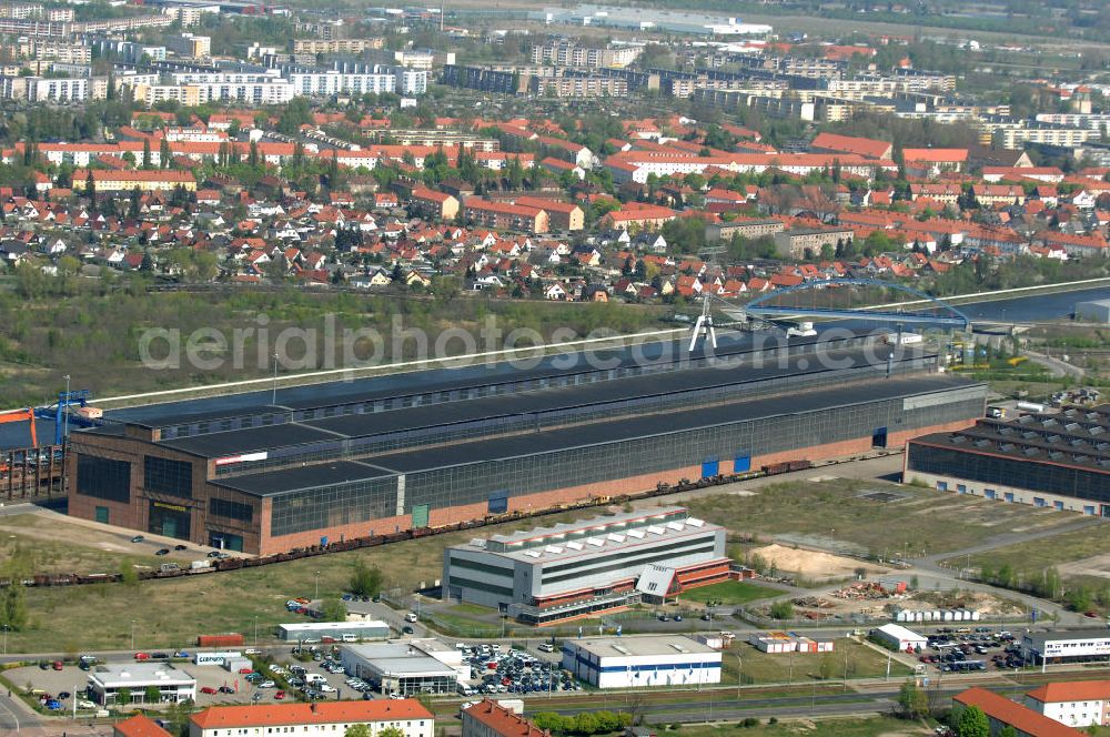 Brandenburg an der Havel from above - Blick auf den SWB Industrie- und Gewerbepark an der Magdeburger Landstraße. Er liegt direkt an der B1 Richtung Magdeburg und hat sowohl einen Schienenanschluss, als auch einen Stadhfen integriert. Eigentümer ist die TLG. Kontakt: TLG Immobilien GmbH, Niederlassung Berlin / Brandenburg, Frau G. Sperschneider, Karl-Liebknecht-Straße 33, 10178 Berlin, Tel. 030 44 35 26 14. Ansässig ist die Hoch- und Ingenieurbaugesellschaft mbH Brandenburg, Firmensitz ist die alte Stahlwerkshalle. Kontakt: Carl-Reichstein-Straße 20, 14770 Brandenburg/ Havel, Tel. 0 33 81 - 33 700,