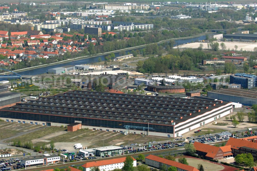 Brandenburg an der Havel from the bird's eye view: Blick auf den SWB Industrie- und Gewerbepark an der Magdeburger Landstraße. Er liegt direkt an der B1 Richtung Magdeburg und hat sowohl einen Schienenanschluss, als auch einen Stadhfen integriert. Eigentümer ist die TLG. Kontakt: TLG Immobilien GmbH, Niederlassung Berlin / Brandenburg, Frau G. Sperschneider, Karl-Liebknecht-Straße 33, 10178 Berlin, Tel. 030 44 35 26 14. Ansässig ist die Hoch- und Ingenieurbaugesellschaft mbH Brandenburg, Firmensitz ist die alte Stahlwerkshalle. Kontakt: Carl-Reichstein-Straße 20, 14770 Brandenburg/ Havel, Tel. 0 33 81 - 33 700,