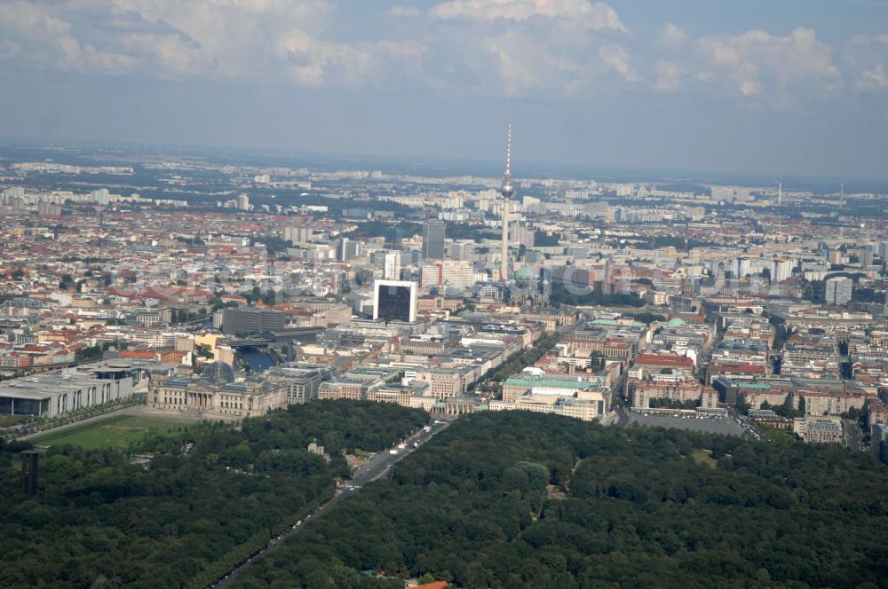 Berlin from above - Blick auf den Tiergarten. Im Hintergrund ist das Regierungsviertel, die Spree und das Brandenburger Tor zu sehen.