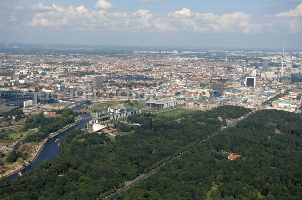 Berlin from the bird's eye view: Blick auf den Tiergarten. Im Hintergrund ist das Regierungsviertel, die Spree und das Brandenburger Tor zu sehen.