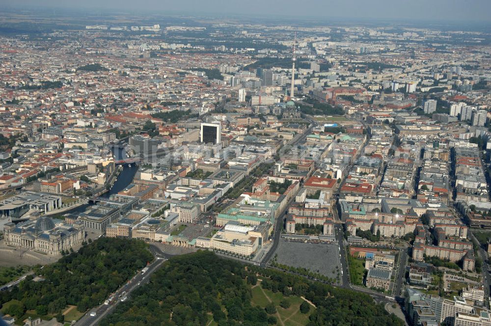 Aerial image Berlin - Blick auf den Tiergarten. Im Hintergrund ist das Regierungsviertel, die Spree und das Brandenburger Tor zu sehen.