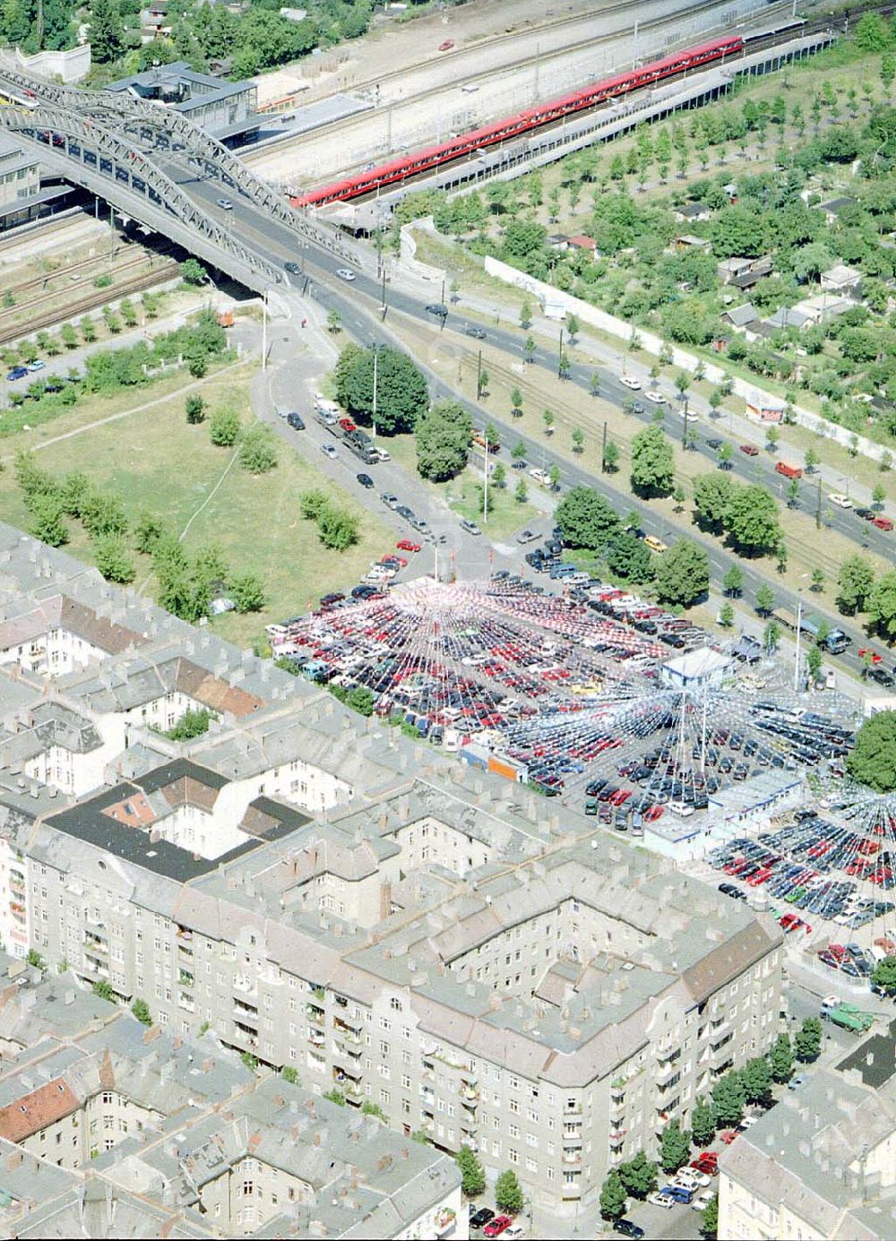 Aerial image Berlin - Prenzlauer Berg - DER TOP AUTOMARKT an der Bornholmer Brücke in Berlin-Prenzlauer Berg.