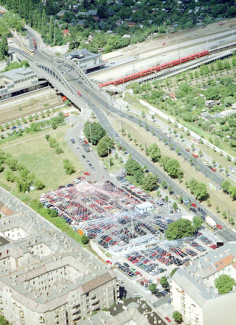 Aerial photograph Berlin - Prenzlauer Berg - DER TOP AUTOMARKT an der Bornholmer Brücke in Berlin-Prenzlauer Berg.