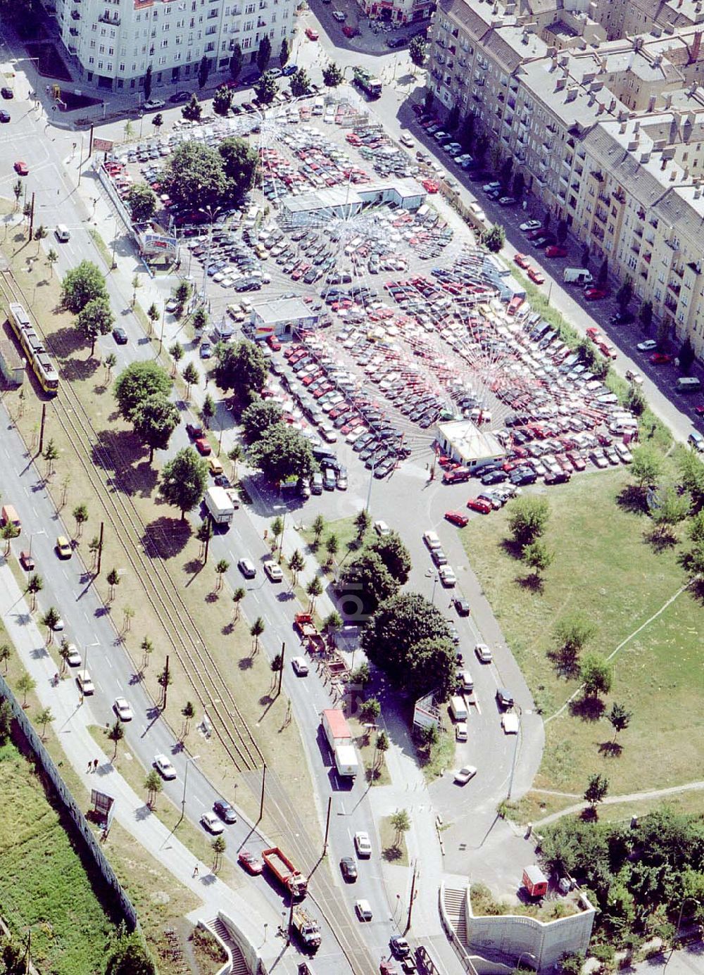 Berlin - Prenzlauer Berg from above - DER TOP AUTOMARKT an der Bornholmer Brücke in Berlin-Prenzlauer Berg.