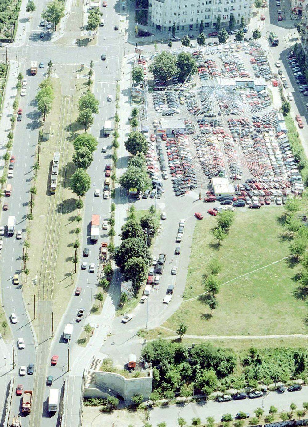 Berlin - Prenzlauer Berg from the bird's eye view: DER TOP AUTOMARKT an der Bornholmer Brücke in Berlin-Prenzlauer Berg.