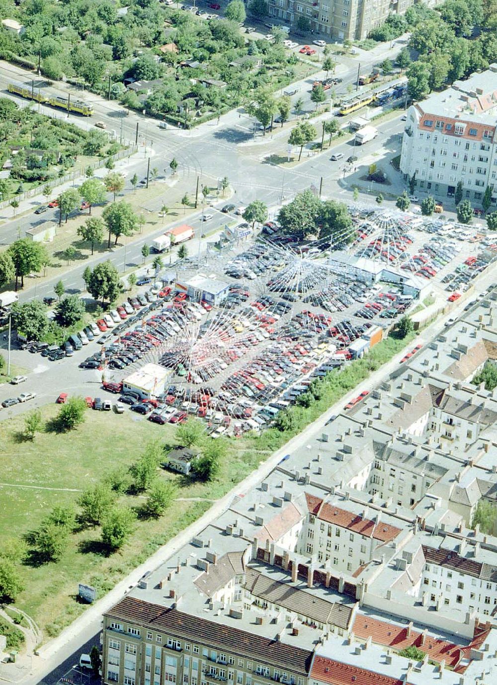 Aerial image Berlin - Prenzlauer Berg - DER TOP AUTOMARKT an der Bornholmer Brücke in Berlin-Prenzlauer Berg.