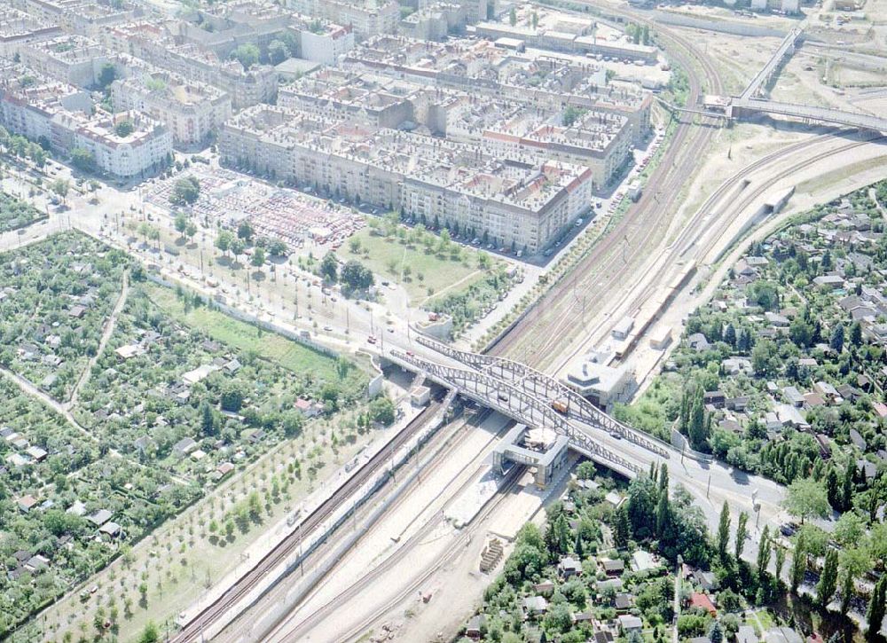 Berlin - Prenzlauer Berg from above - DER TOP AUTOMARKT an der Bornholmer Brücke in Berlin-Prenzlauer Berg.