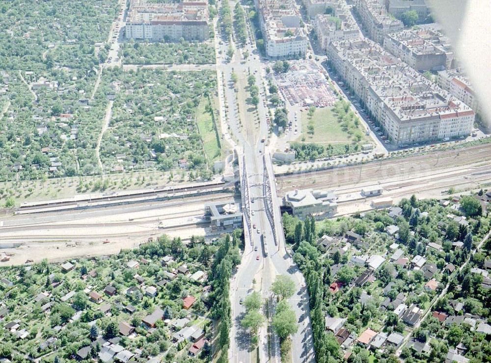 Berlin - Prenzlauer Berg from the bird's eye view: DER TOP AUTOMARKT an der Bornholmer Brücke in Berlin-Prenzlauer Berg.