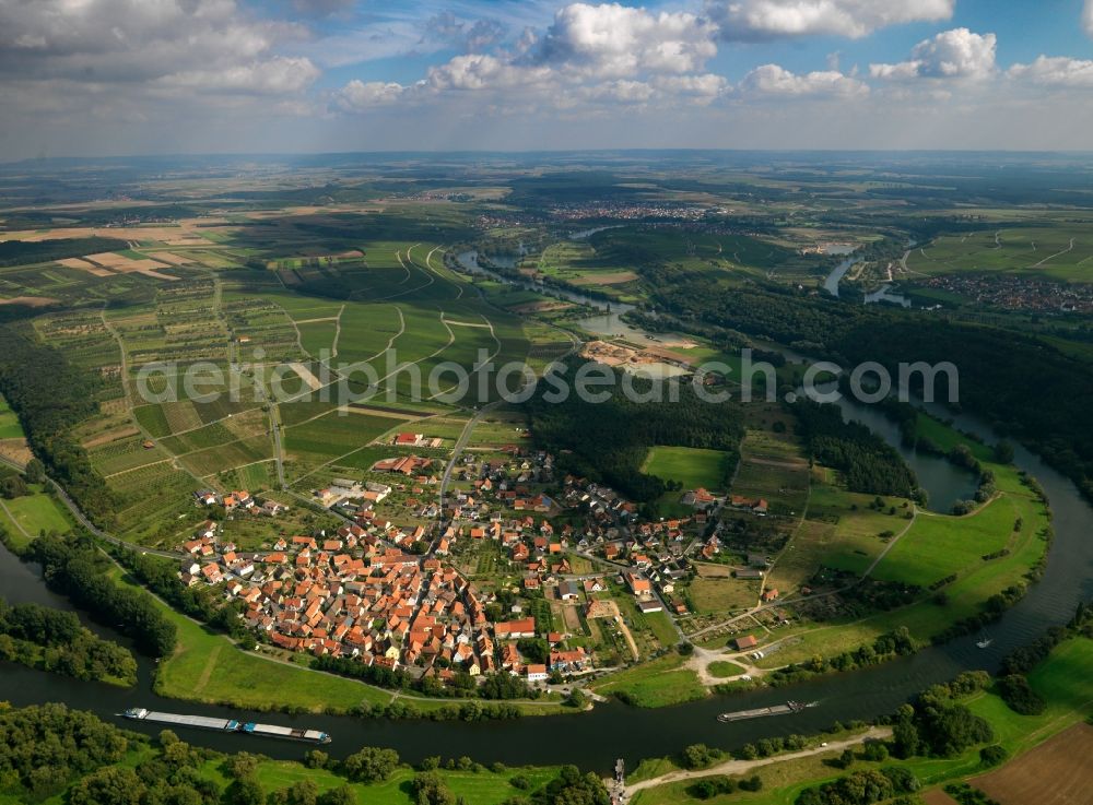 Aerial photograph Volkach - The horseshoe bend and the run of the river Main in the Fahr part of Volkach in the state of Bavaria. The river runs through the landscape and forms the Southern Main bend. The run of the river can be traced through the overview. The horseshoe bend is nature preserve area