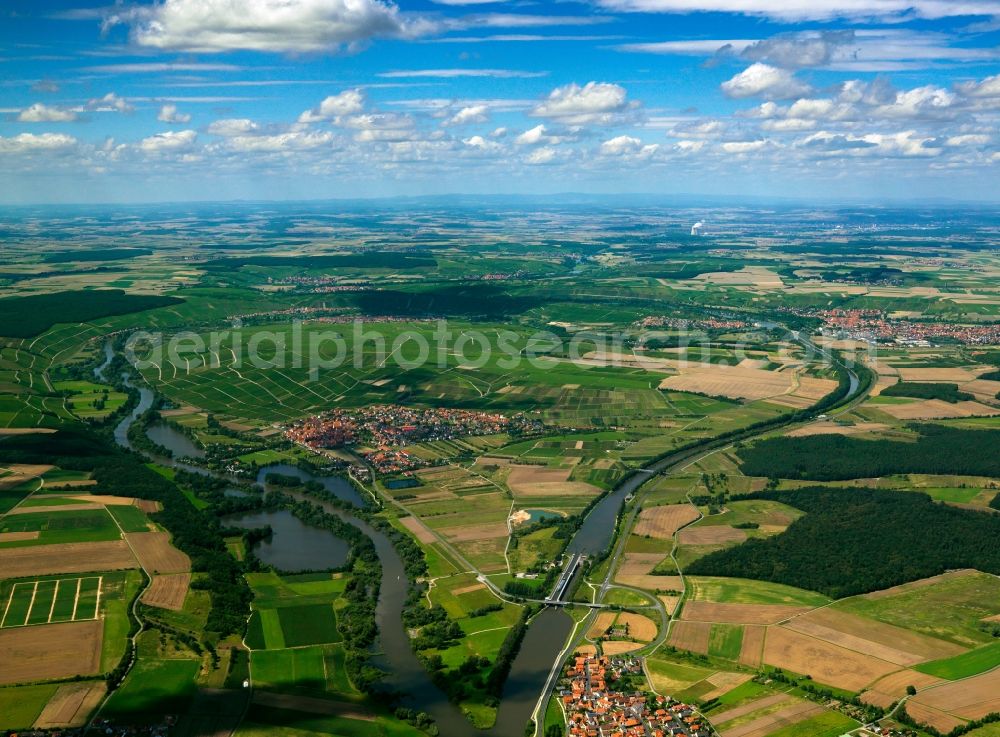 Volkach from the bird's eye view: The horseshoe bend and the run of the river Main in Sommerach in the community of Volkach in the state of Bavaria. The river runs through the landscape and forms the Southern Main bend. The run of the river can be traced through the overview. The horseshoe bend is nature preserve area