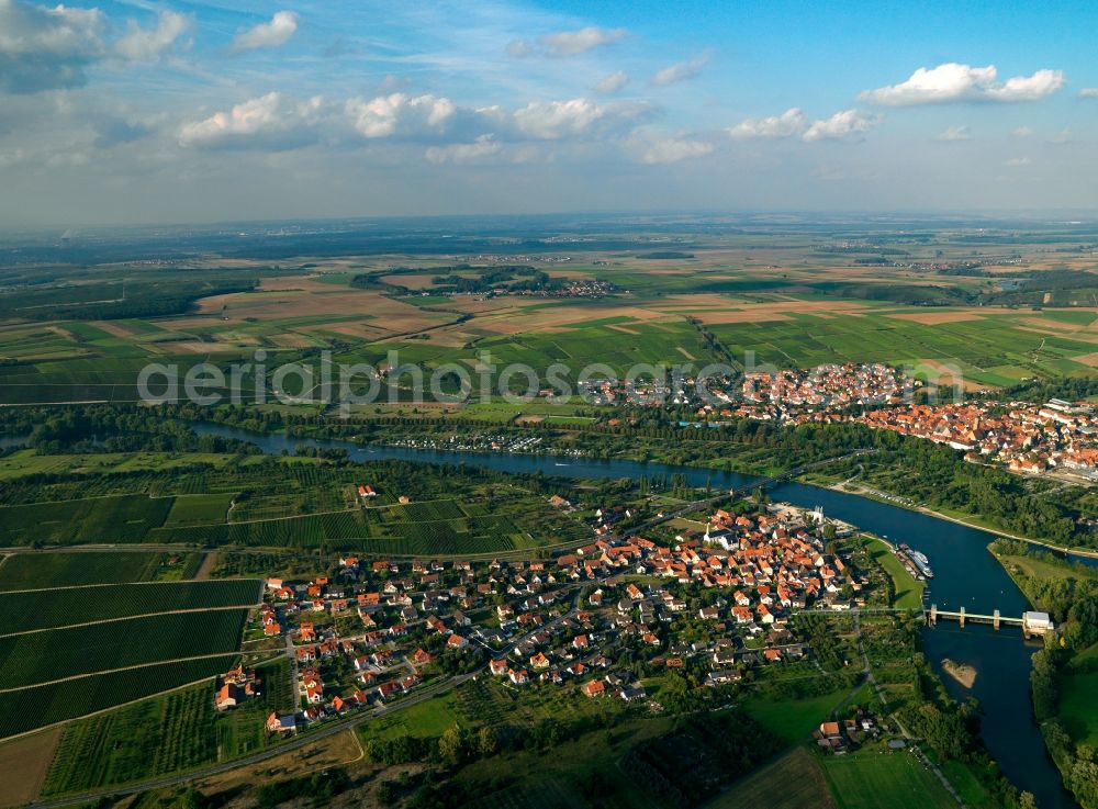 Aerial image Volkach - The horseshoe bend and the run of the river Main in the Astheim part of Volkach in the state of Bavaria. The river runs through the landscape and forms the Southern Main bend. The run of the river can be traced through the overview. The horseshoe bend is nature preserve area