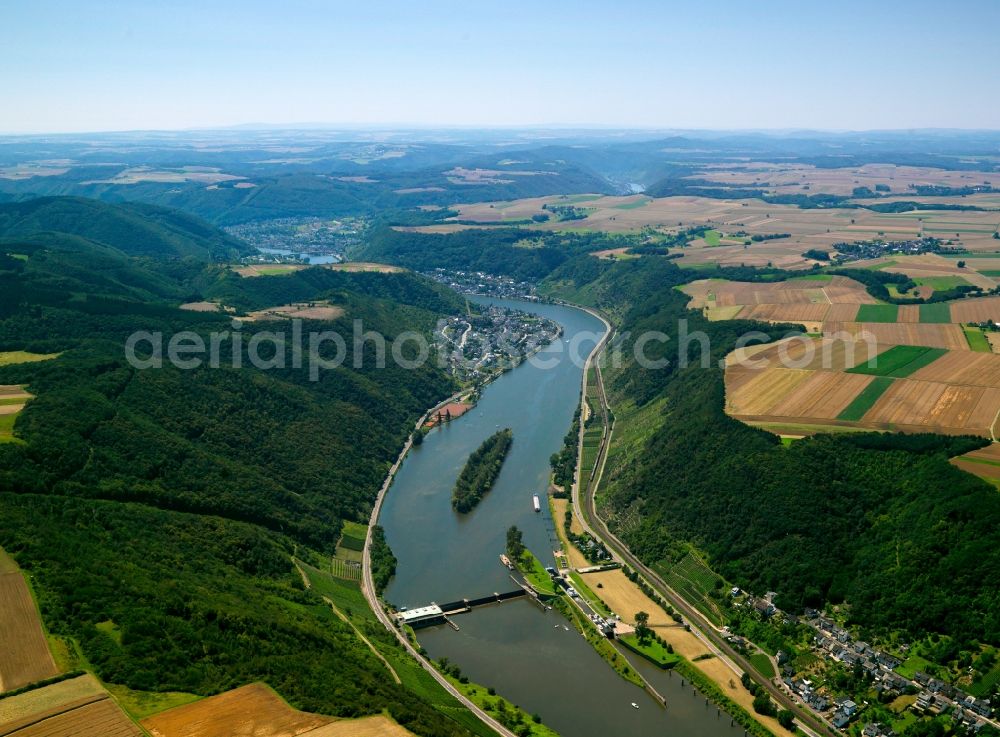 Aerial photograph Lehmen - The river Moselle near Lehmen in the state of Rhineland-Palatinate. The Moselle is the biggest side river of the Rhine and is characterised by its deep valley in the area. The name Terrassenmosel - terrace moselle - stems from these environmental circumstances. Located in the valley and on its shores are small cities and villages, as well as vineyards and acres