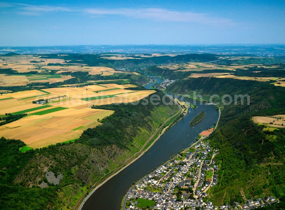 Oberfell from the bird's eye view: The river Moselle near Oberfell in the state of Rhineland-Palatinate. The Moselle is the biggest side river of the Rhine and is characterised by its deep valley in the area. The name Terrassenmosel - terrace moselle - stems from these environmental circumstances. Located in the valley and on its shores are small cities and villages, as well as vineyards and acres