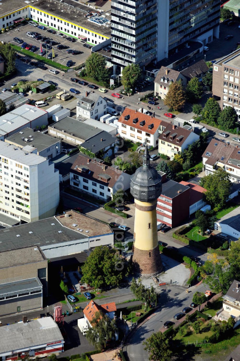 Frankfurt am Mai OT Rödelheim from above - Der Wasserturm am Schultheißenweg Ecke Seegewann in Frankfurt-Rödelheim. The water tower at the Schultheissenweg in Frankfurt-Roedelheim.