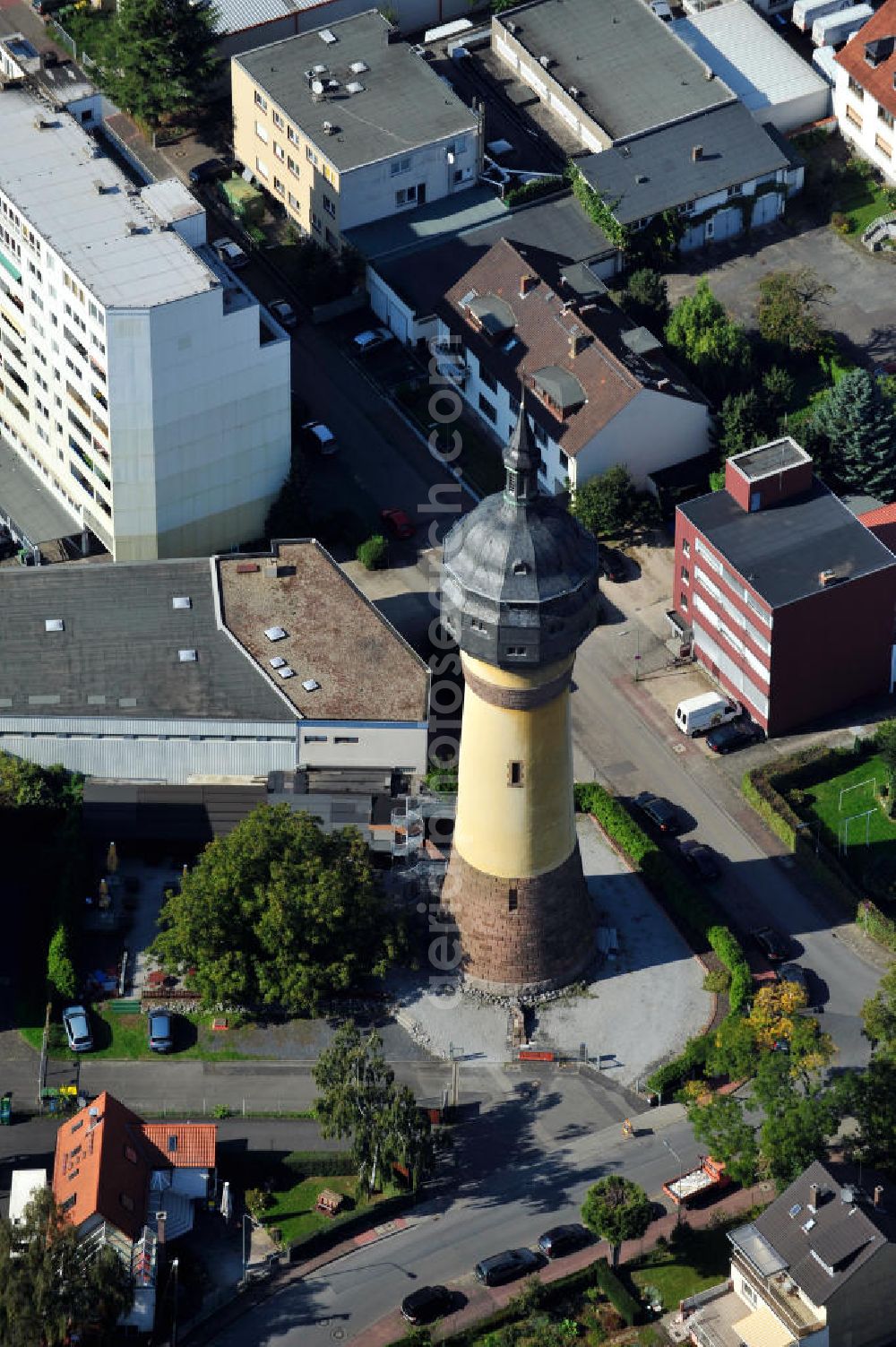 Frankfurt am Mai OT Rödelheim from the bird's eye view: Der Wasserturm am Schultheißenweg Ecke Seegewann in Frankfurt-Rödelheim. The water tower at the Schultheissenweg in Frankfurt-Roedelheim.