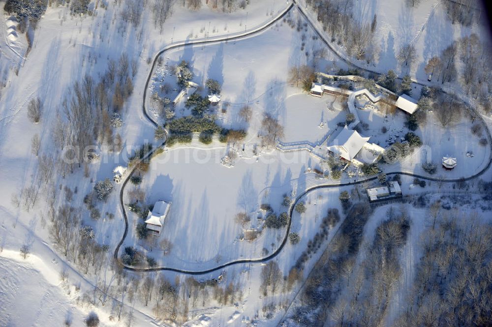 Berlin from the bird's eye view: Blick auf die Gärten der Welt im Erholungspark Marzahn. Der winterlich verschneite Erholungspark Marzahn liegt im Berliner Bezirk Marzahn-Hellersdorf am nördlichen Fuß des Kienbergs. 2005 wurde der Chinesische Garten im Erholungspark Marzahn als drittschönste Parkanlage Deutschlands ausgezeichnet. Wintry area of the Marzahn Recreational Park.