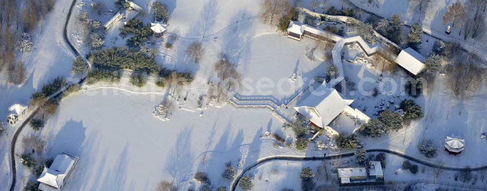 Aerial image Berlin - Blick auf die Gärten der Welt im Erholungspark Marzahn. Der winterlich verschneite Erholungspark Marzahn liegt im Berliner Bezirk Marzahn-Hellersdorf am nördlichen Fuß des Kienbergs. 2005 wurde der Chinesische Garten im Erholungspark Marzahn als drittschönste Parkanlage Deutschlands ausgezeichnet. Wintry area of the Marzahn Recreational Park.