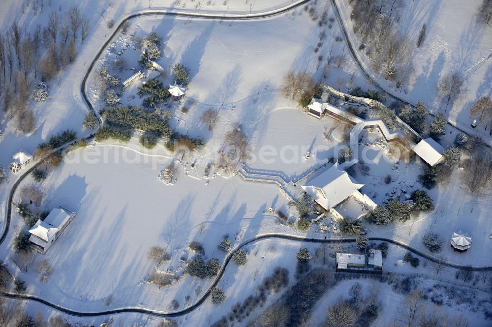 Aerial photograph Berlin - Blick auf die Gärten der Welt im Erholungspark Marzahn. Der winterlich verschneite Erholungspark Marzahn liegt im Berliner Bezirk Marzahn-Hellersdorf am nördlichen Fuß des Kienbergs. 2005 wurde der Chinesische Garten im Erholungspark Marzahn als drittschönste Parkanlage Deutschlands ausgezeichnet. Wintry area of the Marzahn Recreational Park.