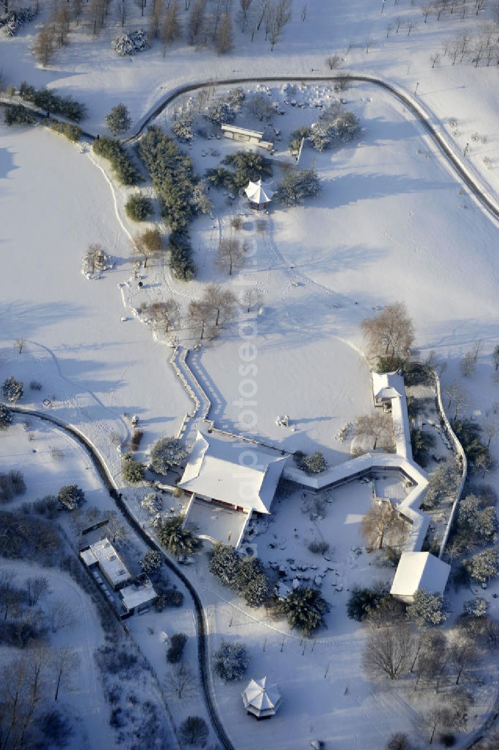 Berlin from above - Blick auf die Gärten der Welt im Erholungspark Marzahn. Der winterlich verschneite Erholungspark Marzahn liegt im Berliner Bezirk Marzahn-Hellersdorf am nördlichen Fuß des Kienbergs. 2005 wurde der Chinesische Garten im Erholungspark Marzahn als drittschönste Parkanlage Deutschlands ausgezeichnet. Wintry area of the Marzahn Recreational Park.