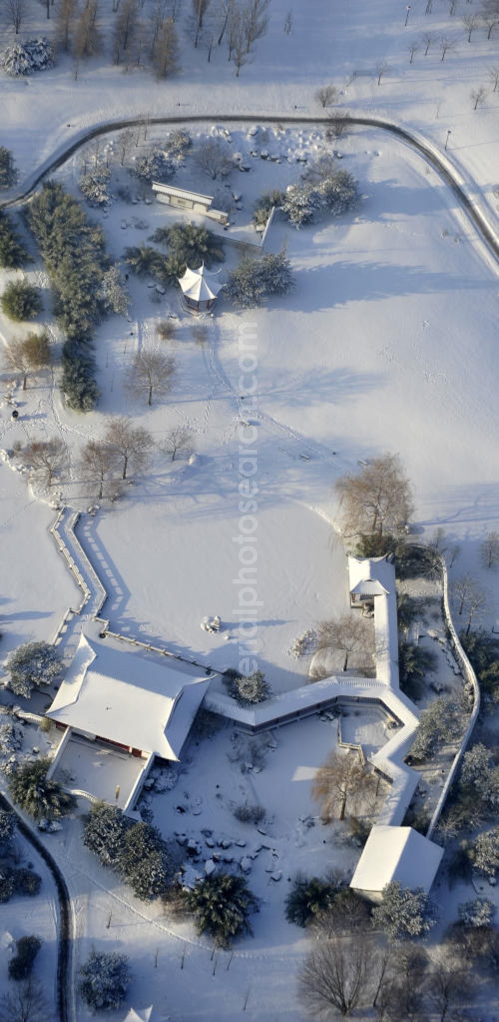 Berlin from the bird's eye view: Blick auf die Gärten der Welt im Erholungspark Marzahn. Der winterlich verschneite Erholungspark Marzahn liegt im Berliner Bezirk Marzahn-Hellersdorf am nördlichen Fuß des Kienbergs. 2005 wurde der Chinesische Garten im Erholungspark Marzahn als drittschönste Parkanlage Deutschlands ausgezeichnet. Wintry area of the Marzahn Recreational Park.