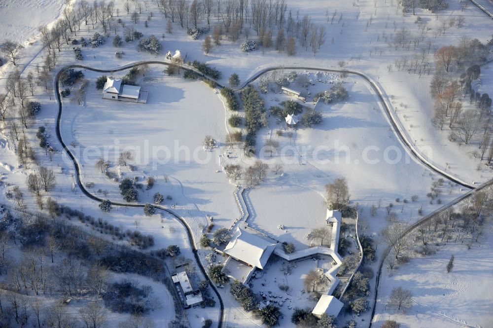 Aerial image Berlin - Blick auf die Gärten der Welt im Erholungspark Marzahn. Der winterlich verschneite Erholungspark Marzahn liegt im Berliner Bezirk Marzahn-Hellersdorf am nördlichen Fuß des Kienbergs. 2005 wurde der Chinesische Garten im Erholungspark Marzahn als drittschönste Parkanlage Deutschlands ausgezeichnet. Wintry area of the Marzahn Recreational Park.