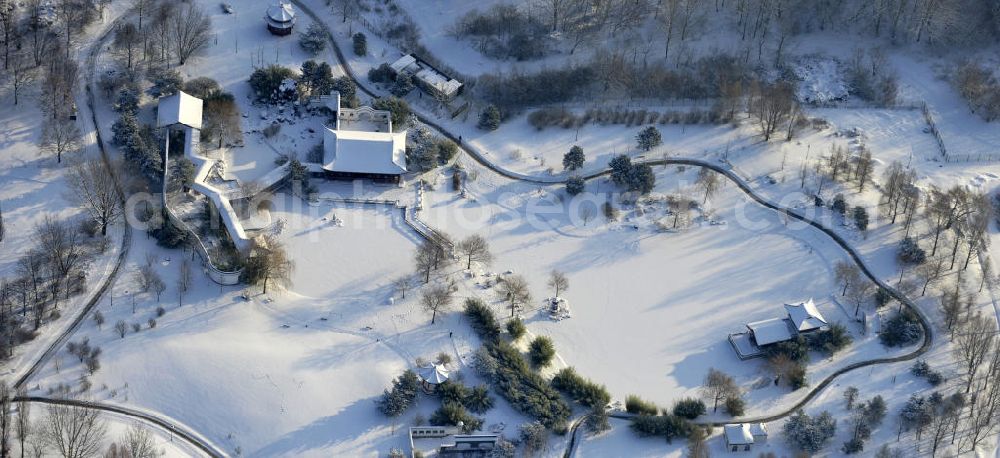 Aerial photograph Berlin - Blick auf die Gärten der Welt im Erholungspark Marzahn. Der winterlich verschneite Erholungspark Marzahn liegt im Berliner Bezirk Marzahn-Hellersdorf am nördlichen Fuß des Kienbergs. 2005 wurde der Chinesische Garten im Erholungspark Marzahn als drittschönste Parkanlage Deutschlands ausgezeichnet. Wintry area of the Marzahn Recreational Park.