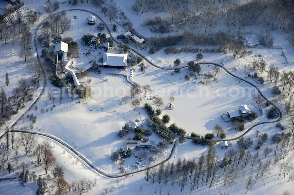 Berlin from above - Blick auf die Gärten der Welt im Erholungspark Marzahn. Der winterlich verschneite Erholungspark Marzahn liegt im Berliner Bezirk Marzahn-Hellersdorf am nördlichen Fuß des Kienbergs. 2005 wurde der Chinesische Garten im Erholungspark Marzahn als drittschönste Parkanlage Deutschlands ausgezeichnet. Wintry area of the Marzahn Recreational Park.