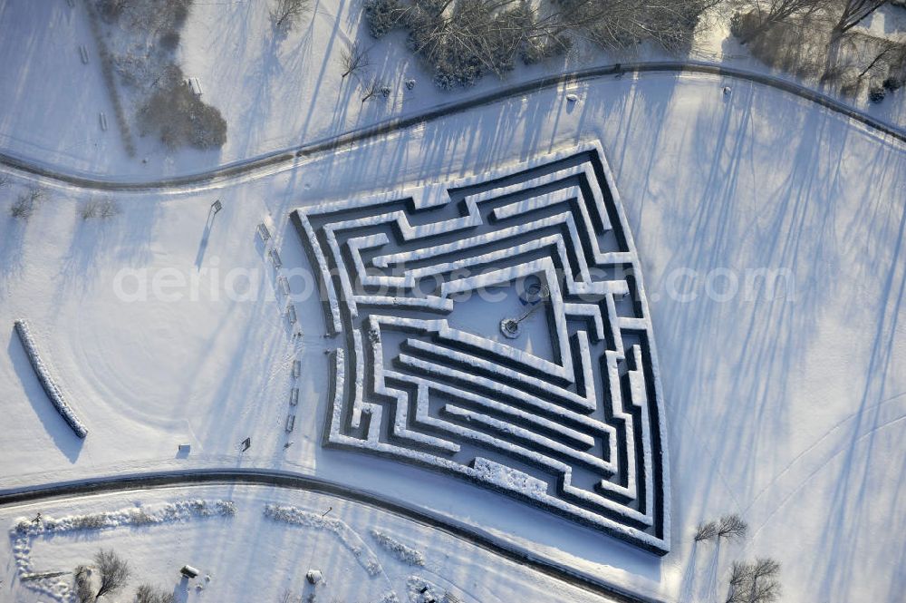 Aerial photograph Berlin - Blick auf den Irrgarten im Erholungspark Marzahn. Das winterlich verschneite Labyrinth im Erholungspark Marzahn liegt im Berliner Bezirk Marzahn-Hellersdorf am nördlichen Fuß des Kienbergs. 2005 wurde der Chinesische Garten im Erholungspark Marzahn als drittschönste Parkanlage Deutschlands ausgezeichnet. Wintry Labyrinth area of the Marzahn Recreational Park.