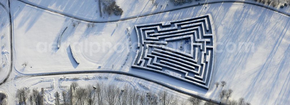 Berlin from the bird's eye view: Blick auf den Irrgarten im Erholungspark Marzahn. Das winterlich verschneite Labyrinth im Erholungspark Marzahn liegt im Berliner Bezirk Marzahn-Hellersdorf am nördlichen Fuß des Kienbergs. 2005 wurde der Chinesische Garten im Erholungspark Marzahn als drittschönste Parkanlage Deutschlands ausgezeichnet. Wintry Labyrinth area of the Marzahn Recreational Park.