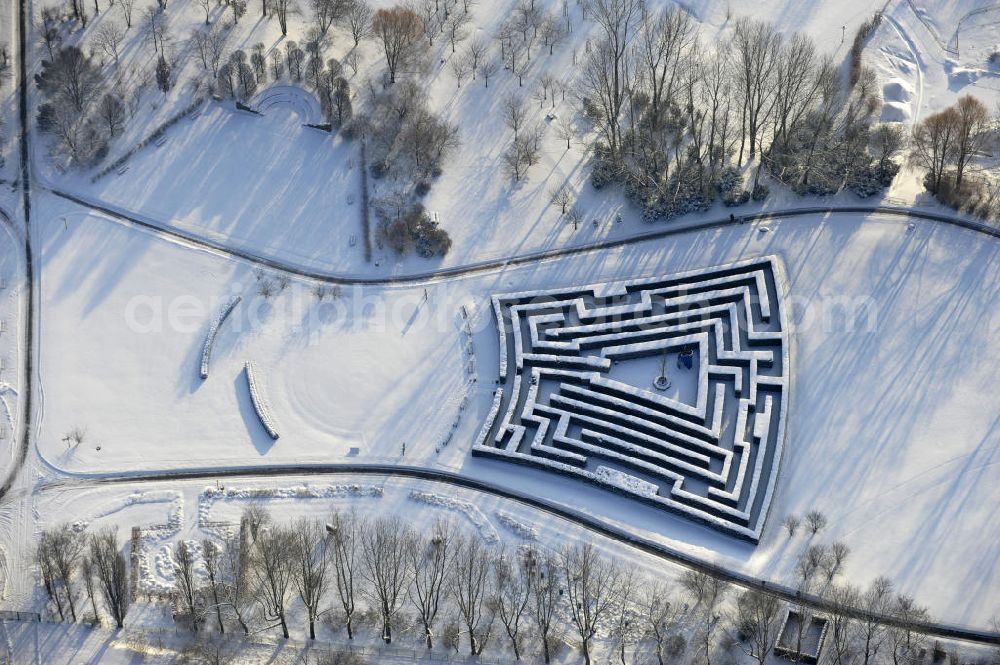 Aerial image Berlin - Blick auf den Irrgarten im Erholungspark Marzahn. Das winterlich verschneite Labyrinth im Erholungspark Marzahn liegt im Berliner Bezirk Marzahn-Hellersdorf am nördlichen Fuß des Kienbergs. 2005 wurde der Chinesische Garten im Erholungspark Marzahn als drittschönste Parkanlage Deutschlands ausgezeichnet. Wintry Labyrinth area of the Marzahn Recreational Park.