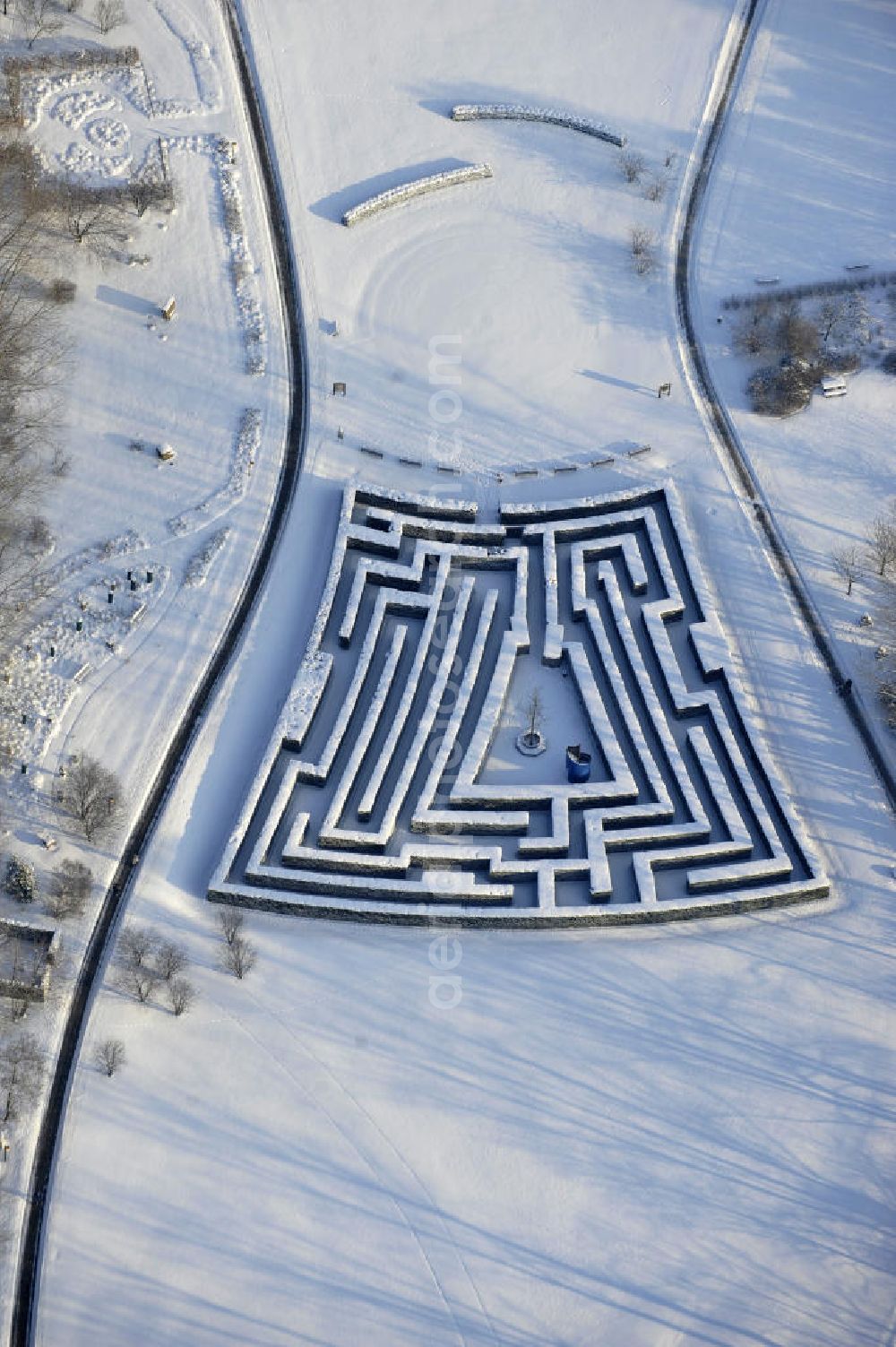 Aerial image Berlin - Blick auf den Irrgarten im Erholungspark Marzahn. Das winterlich verschneite Labyrinth im Erholungspark Marzahn liegt im Berliner Bezirk Marzahn-Hellersdorf am nördlichen Fuß des Kienbergs. 2005 wurde der Chinesische Garten im Erholungspark Marzahn als drittschönste Parkanlage Deutschlands ausgezeichnet. Wintry Labyrinth area of the Marzahn Recreational Park.